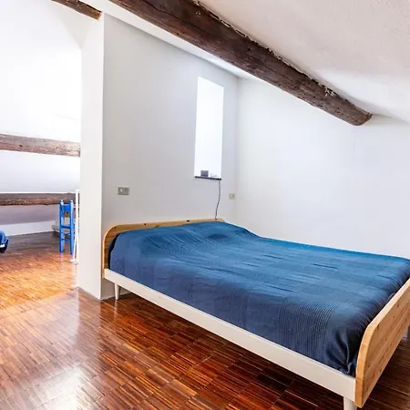Porta Ticinese Colorful Apartment! דירה